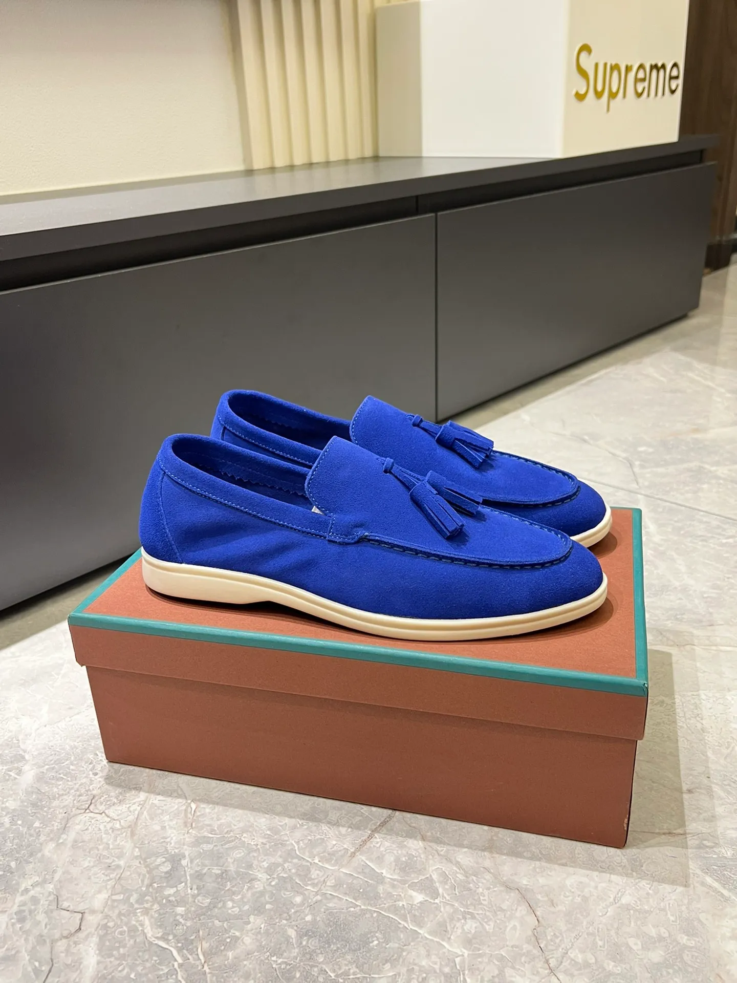 Men's shoes 💰p360 "Loro men's shoes 💰pian'*" Classic L men's shoes for couples 💰p Top version British flat loafers, a must-have item in old money style, the minimalist design is eye-catching and durable, a plus point for dressing The soft foot feel and texture are outstanding. They don’t scratch your feet and are very nice. They are matched with soft and waxy soles. They can be worn daily for a long time without getting tired. They are easy to wear, versatile and classic items, with perfect foot feel and texture! Imported cashmere fabric, the lining is made of imported A-grade water-dyed cow lining, the top version of the genuine leather midsole is sewn with pure handmade mark thread! Size: Female 35-40 (34. Customized) Male 38-44 (45.46. Customized)
